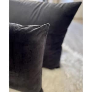 cuscino-arredo-neith-in-2-misure-velluto-nero